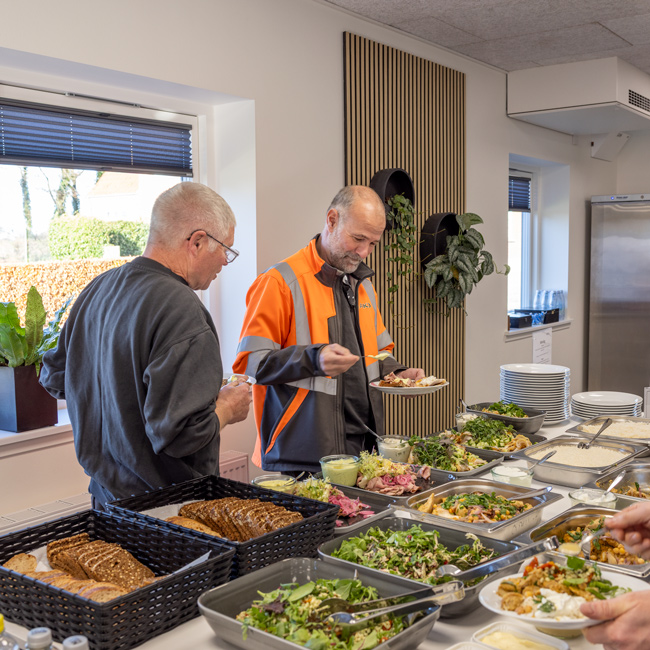 Medarbejdere hos AKD i produktionen