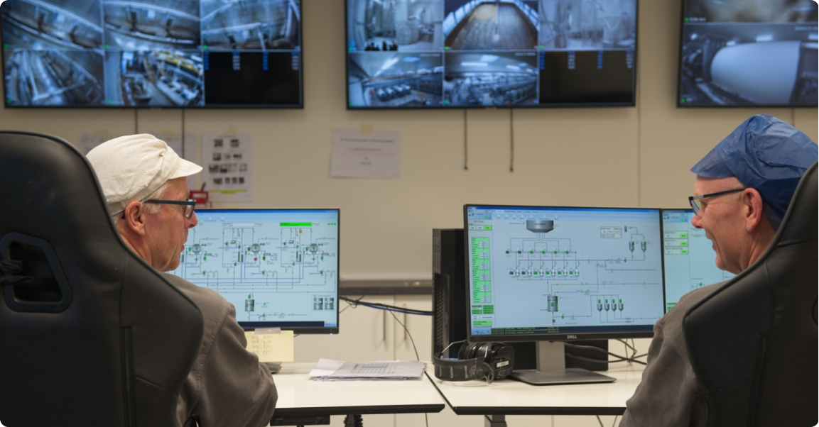 Medarbejdere hos AKD i kontrolrum