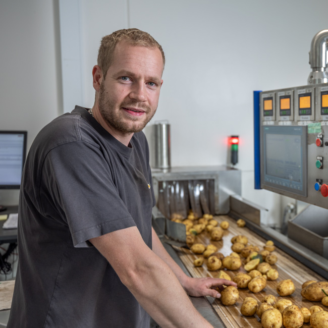Søren, kvalitetskontrol hos AKD i Toftlund