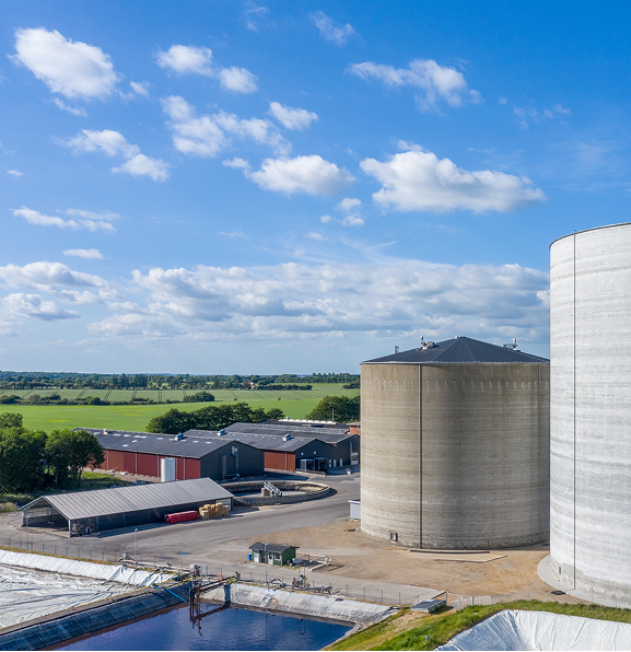 AKD's fabriksanlæg i Brande med karakteristiske silo og produktionsbygninger